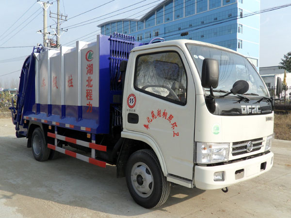 東風(fēng)銳鈴4噸壓縮式垃圾車