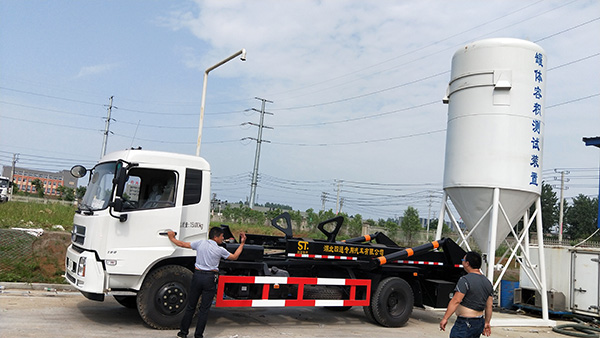 東風天錦背罐車